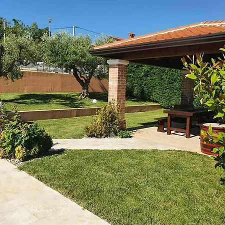 Jolanda Villa Kastelir